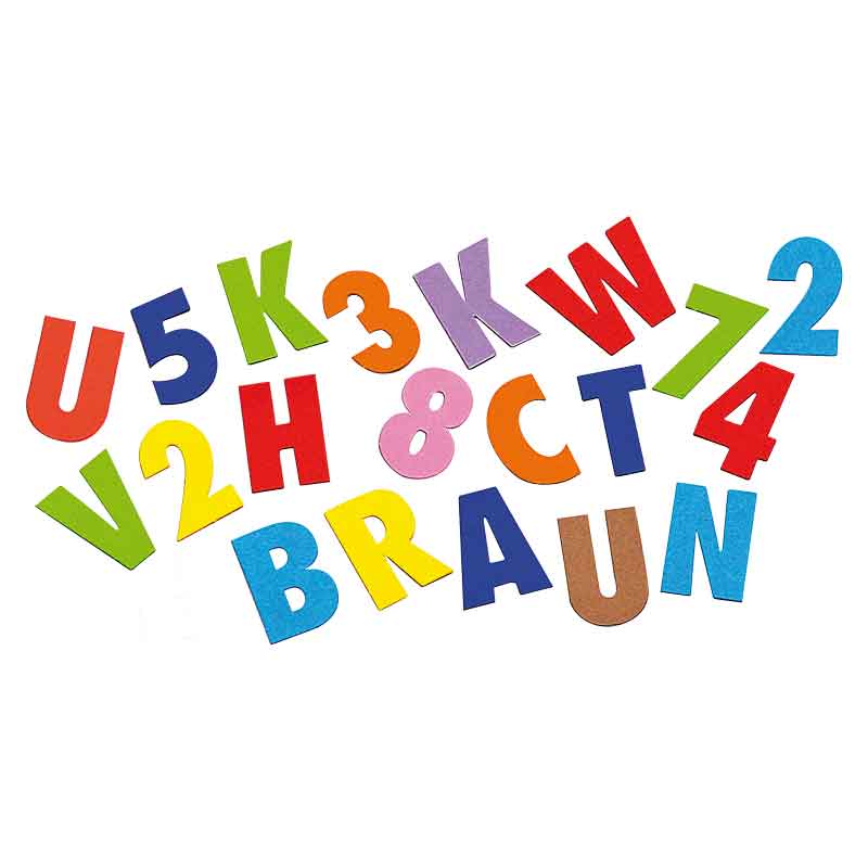 Buchstaben und Zahlen aus Fotokarton — farbig sortiert